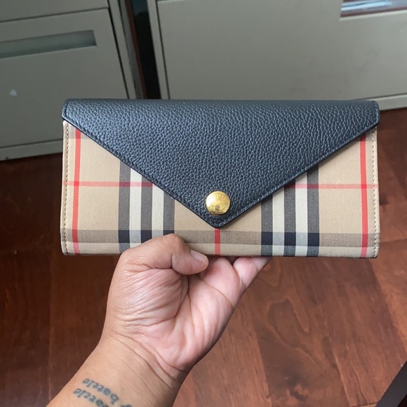 I no longer use the wallet. Basically new. - Picture 6 of 7